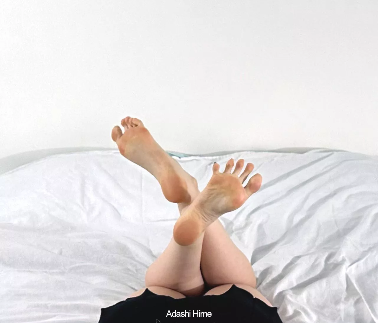 Crossed soles and spread toes just for you