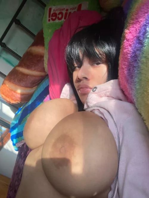 Does anyone has her name?