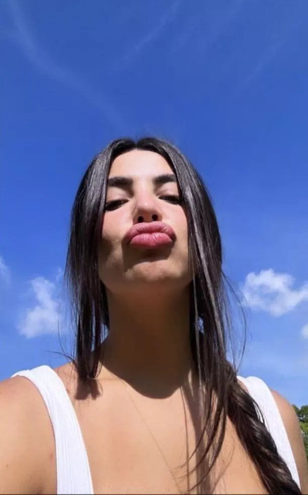 The spread and color. Absolute killer Brazilian babe