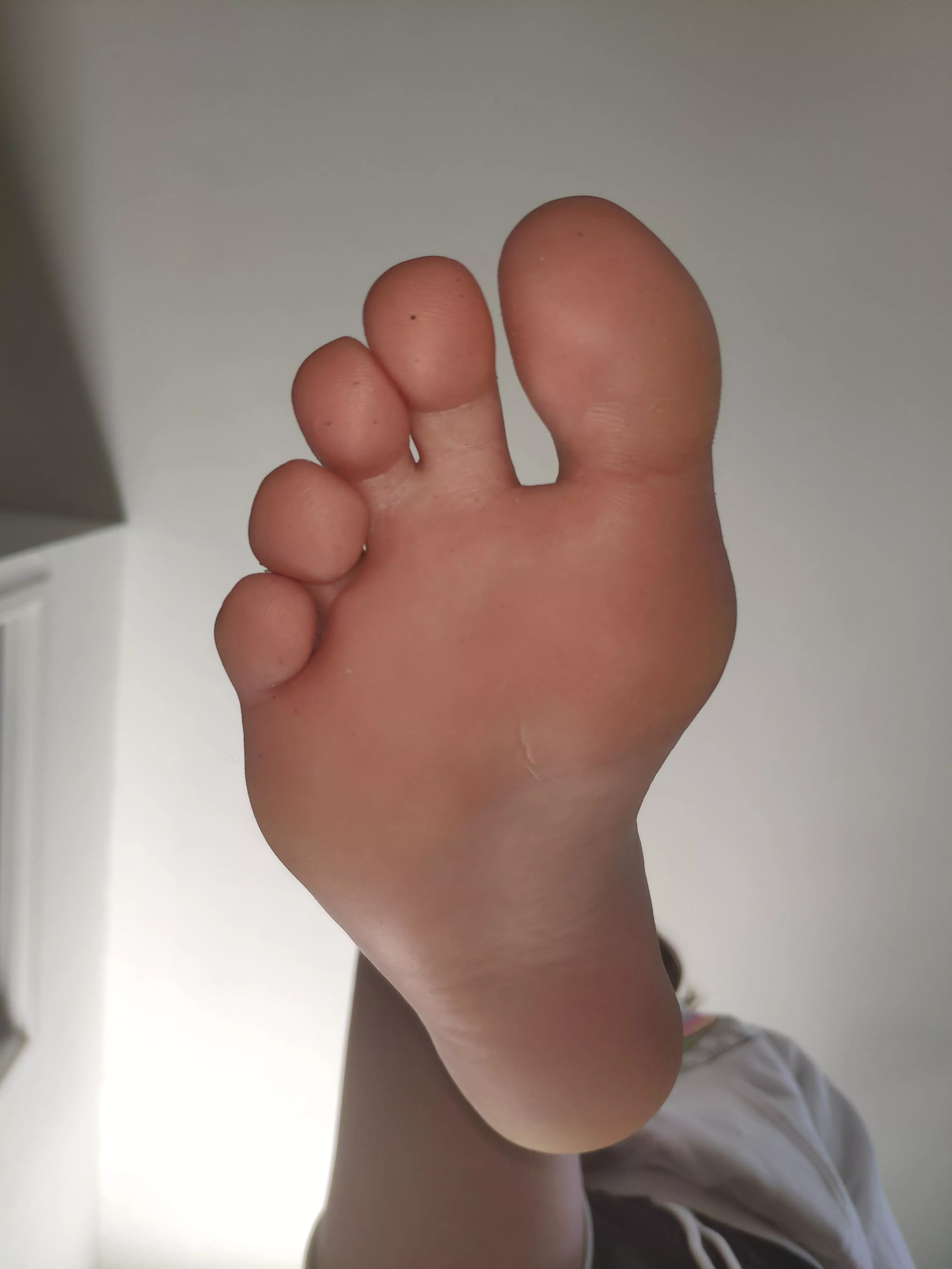 Your place is here, under my feet like the footslave you are 👣[domme]