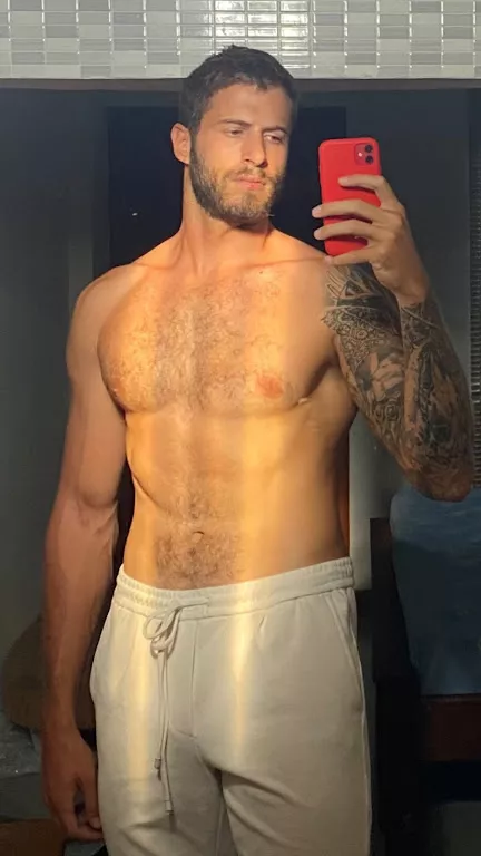 27 year old, 6'5, 225 lbs straight male with a strong breeding kink.