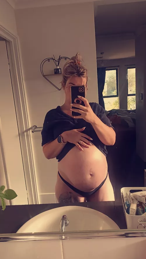 36 weeks and feeling it daddy ✨️