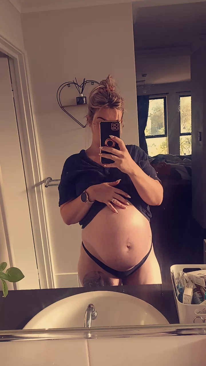 36 weeks and feeling it daddy ✨️