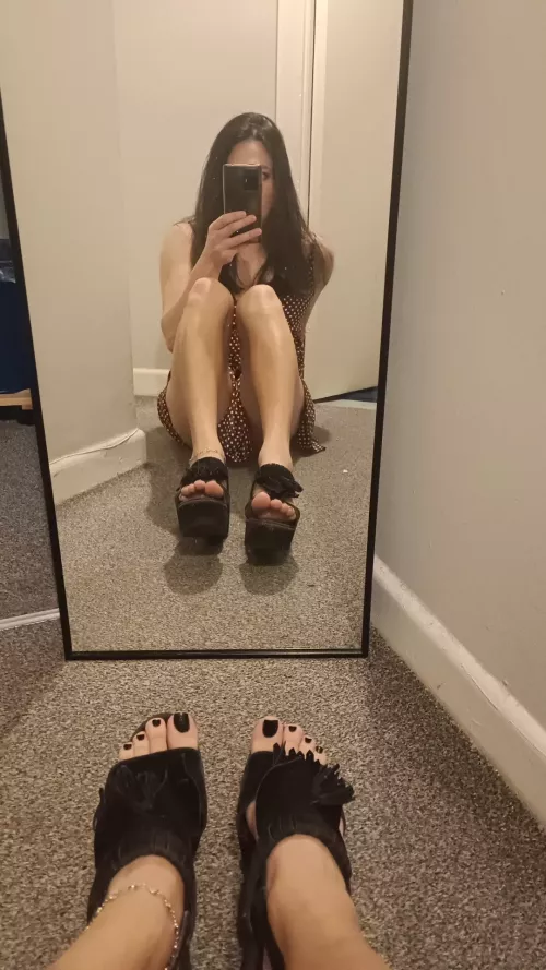 Come here for sucky sucky a Brazilian Tgirl's feet