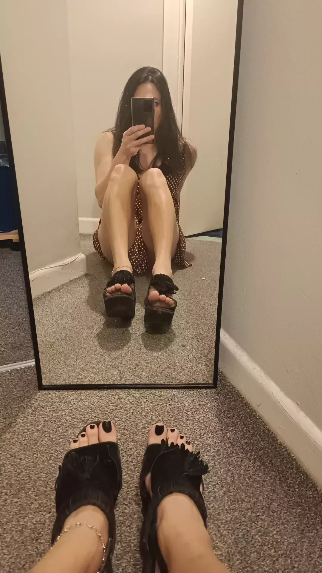 Come here for sucky sucky a Brazilian Tgirl's feet