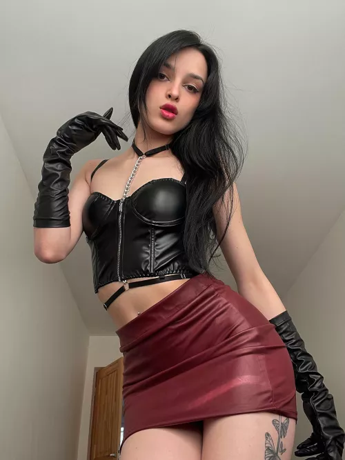 Do you want me to jerk you off in these leather gloves?🤤