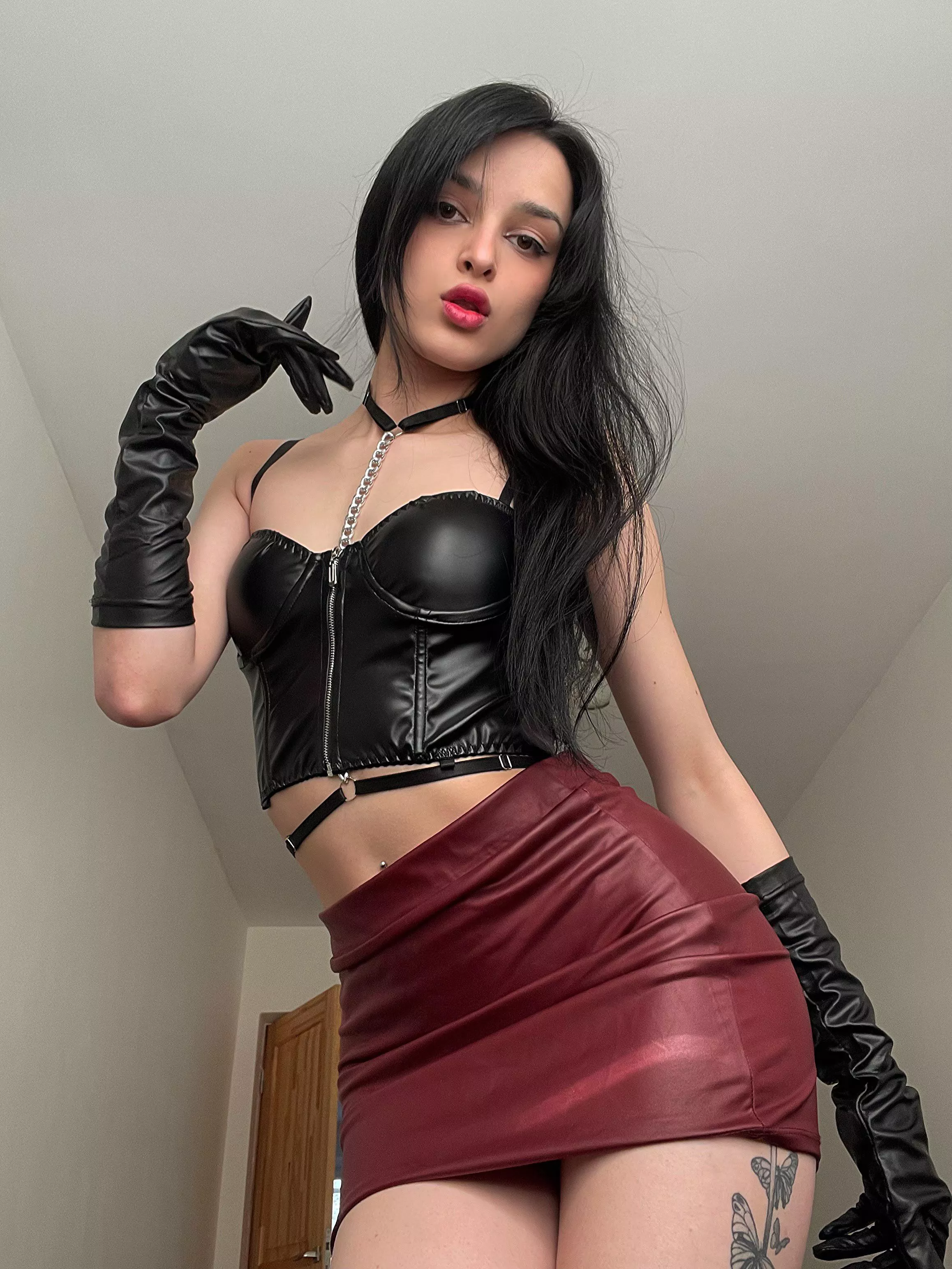Do you want me to jerk you off in these leather gloves?🤤
