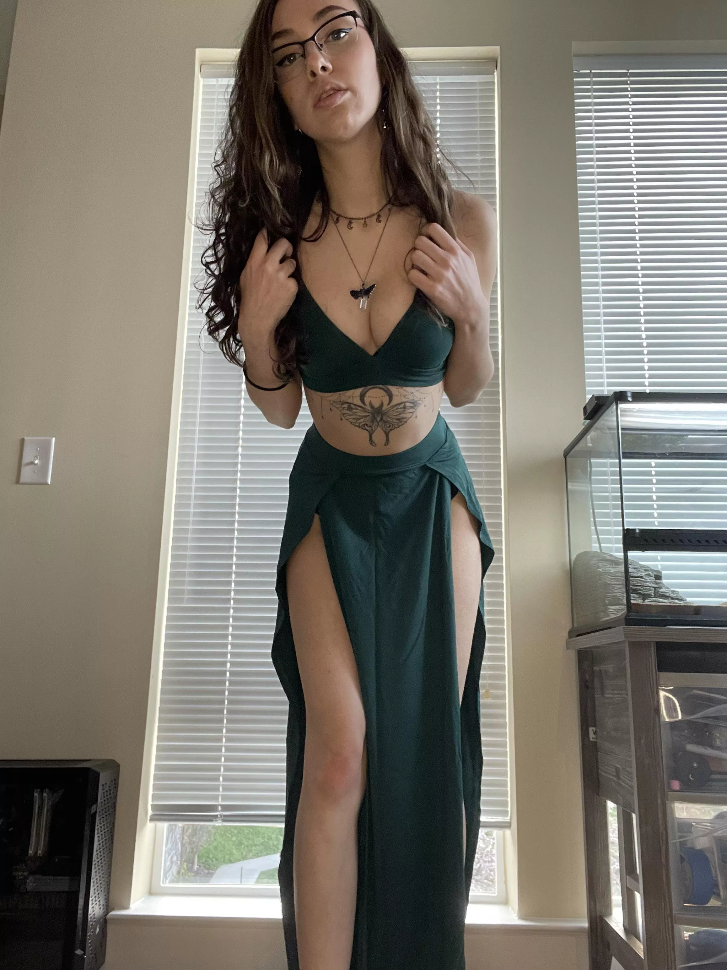 Does this dress make you GREEN with envy 😘