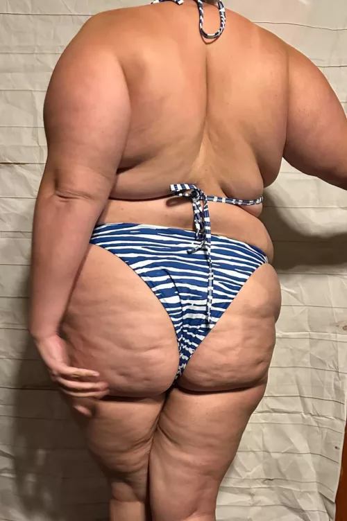 Hoping this ass will get some attention at the beach 😍