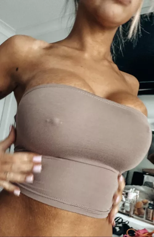 I think my tits look good for a mom 😈