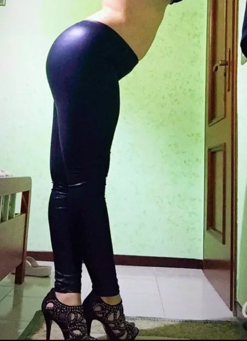 Leather legs and heels 👠