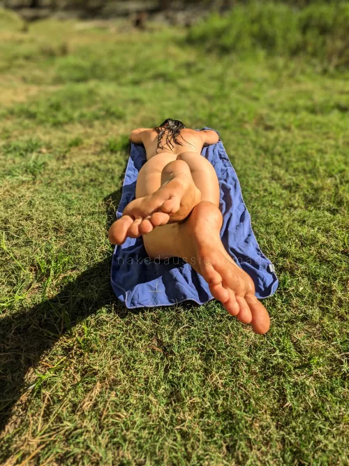 Love a little nude sunbake in the caravan park 🤫