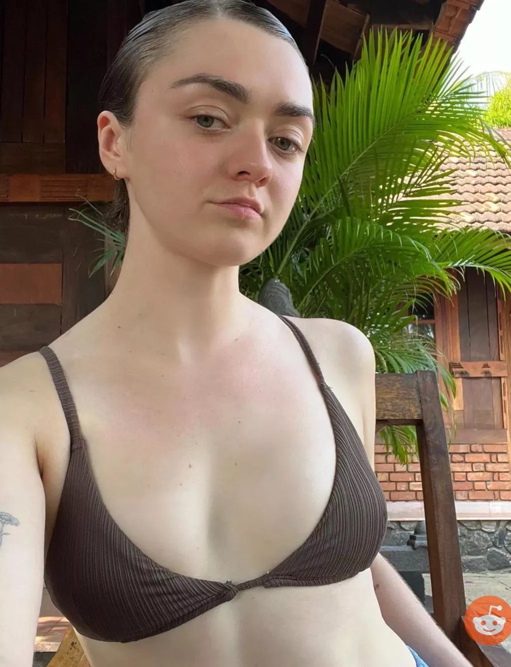 Make me cum to Maisie Williams. Always a turn on seeing her