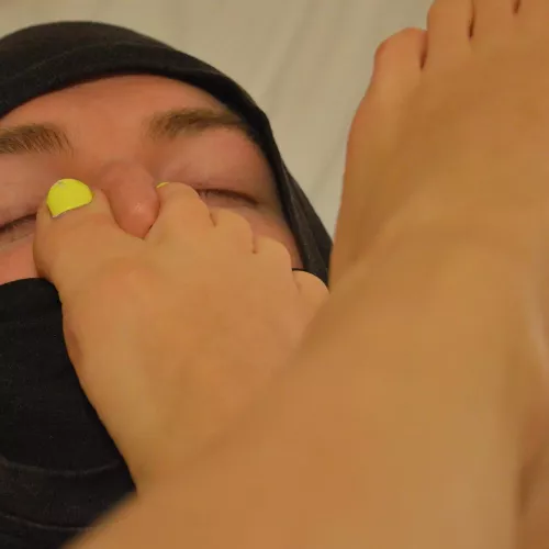 Oops. There's something between my toes 😈