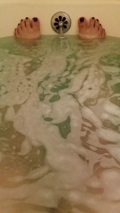 Would anyone want to get in here and give my feet a proper cleaning? 🖤