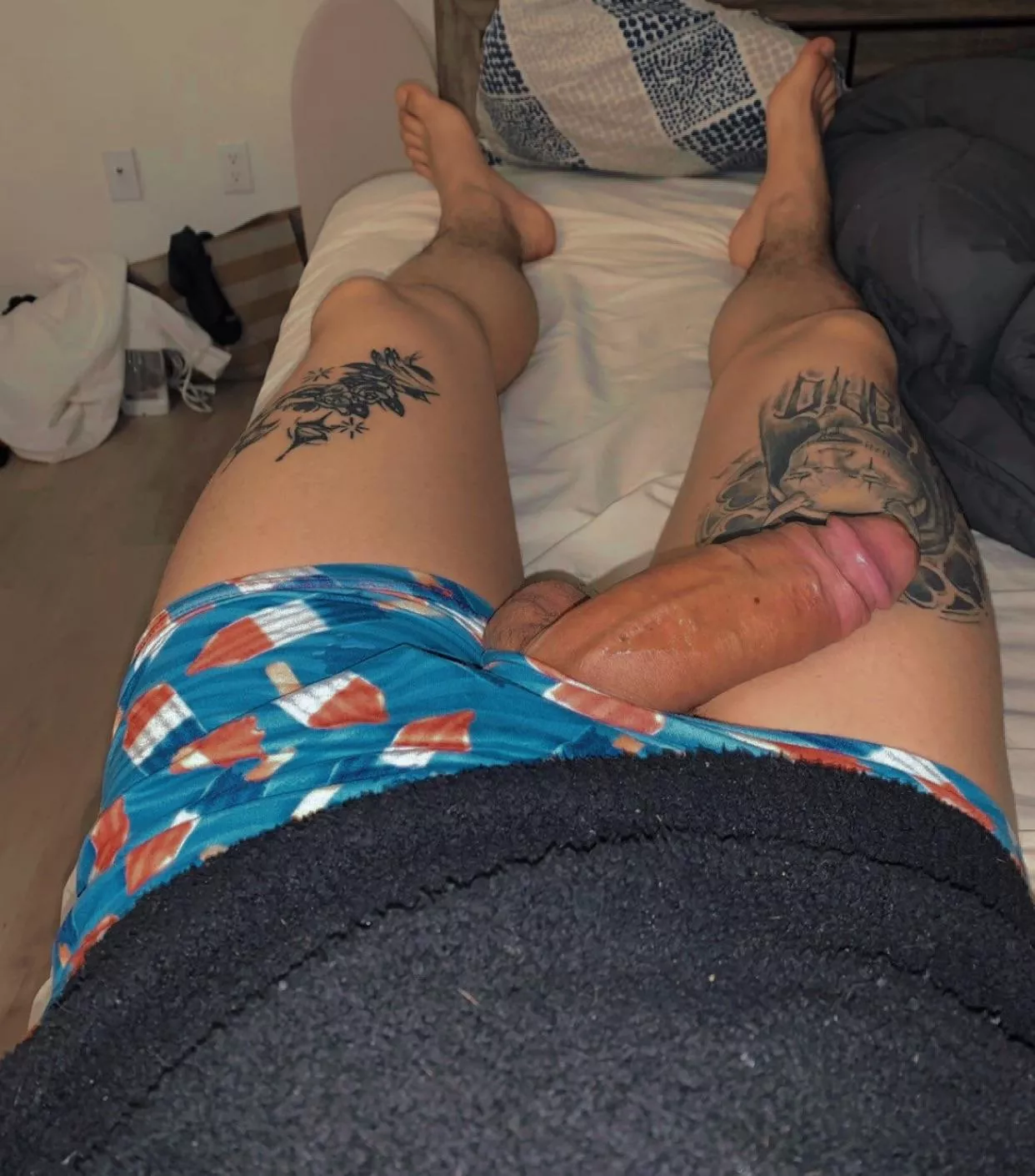 19 hmu for snap ,bottoms and hungs send pics ;)