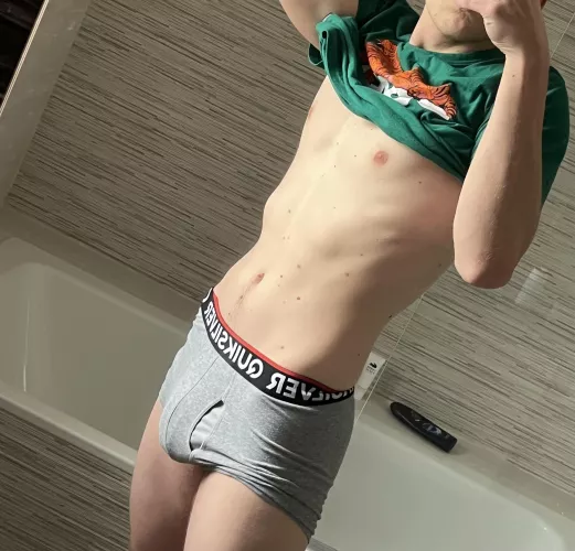 19 m hung twink looking for huge cock (8 inch + only)