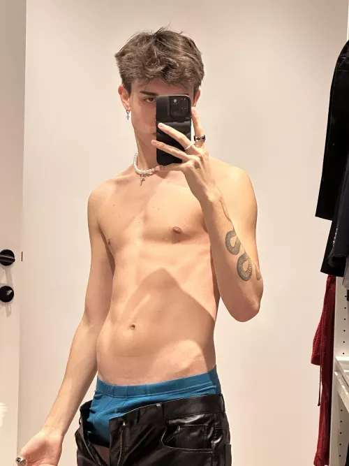 [19] morning wood 👀