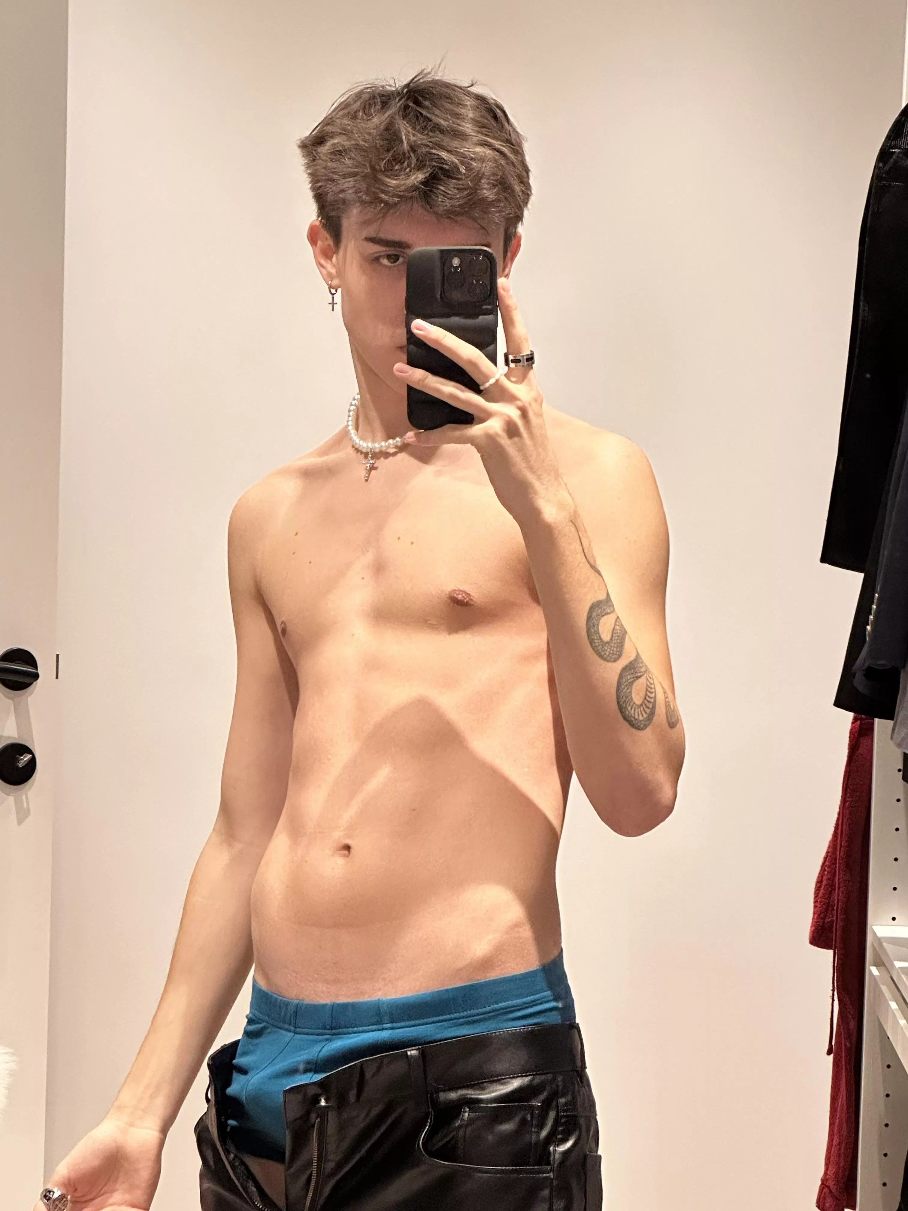 [19] morning wood 👀