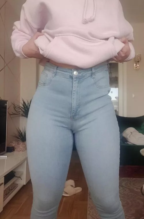 another jeans pic im pretty thick as u can tell 😂🥰