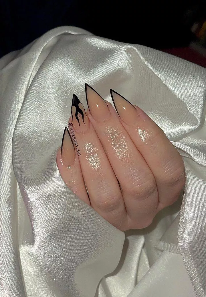 Fresh flamminnnn set ✨💫 (Credit: IG: @nailedby.zoi)