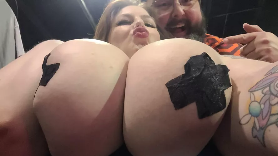 had an amazing first day at exxxotica 🥰