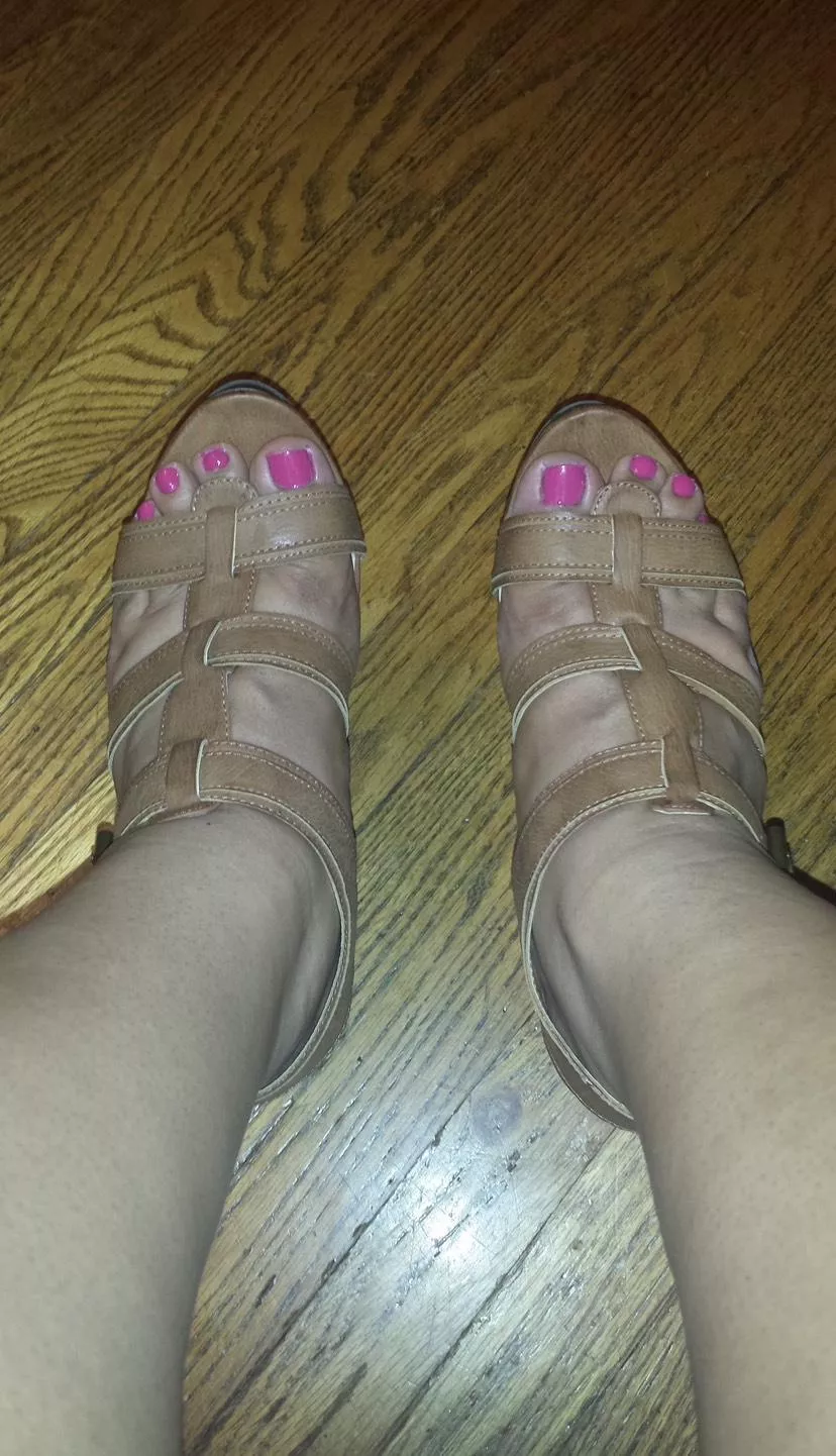 Hey love, mind taking my heels off for me? 💕