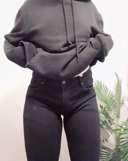 i like how feminine my body looks in jeans 🥰