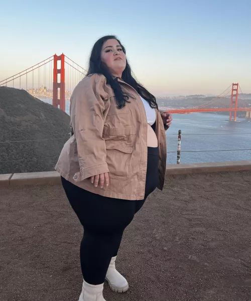 Making regular shirts look like crop tops is my thing 😏