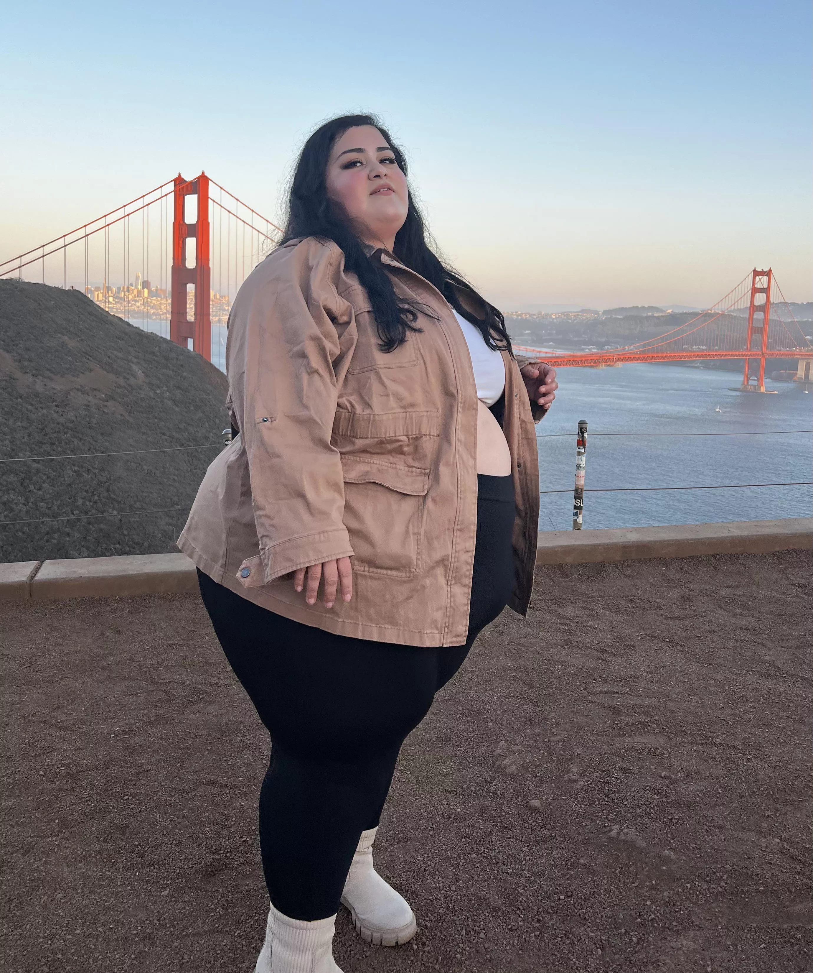 Making regular shirts look like crop tops is my thing 😏