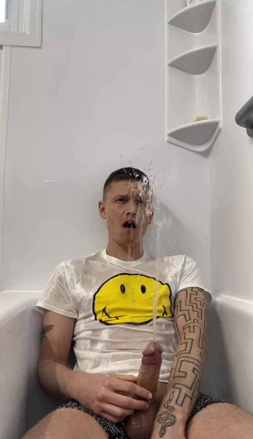 Pissing on myself with a hard cock 👅😈💦