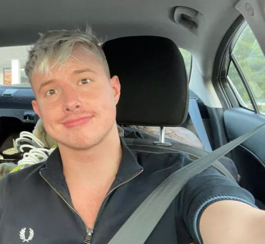 Posting despite the pile of clothes in the background - again not driving. So happy its the weekend 😜✌️