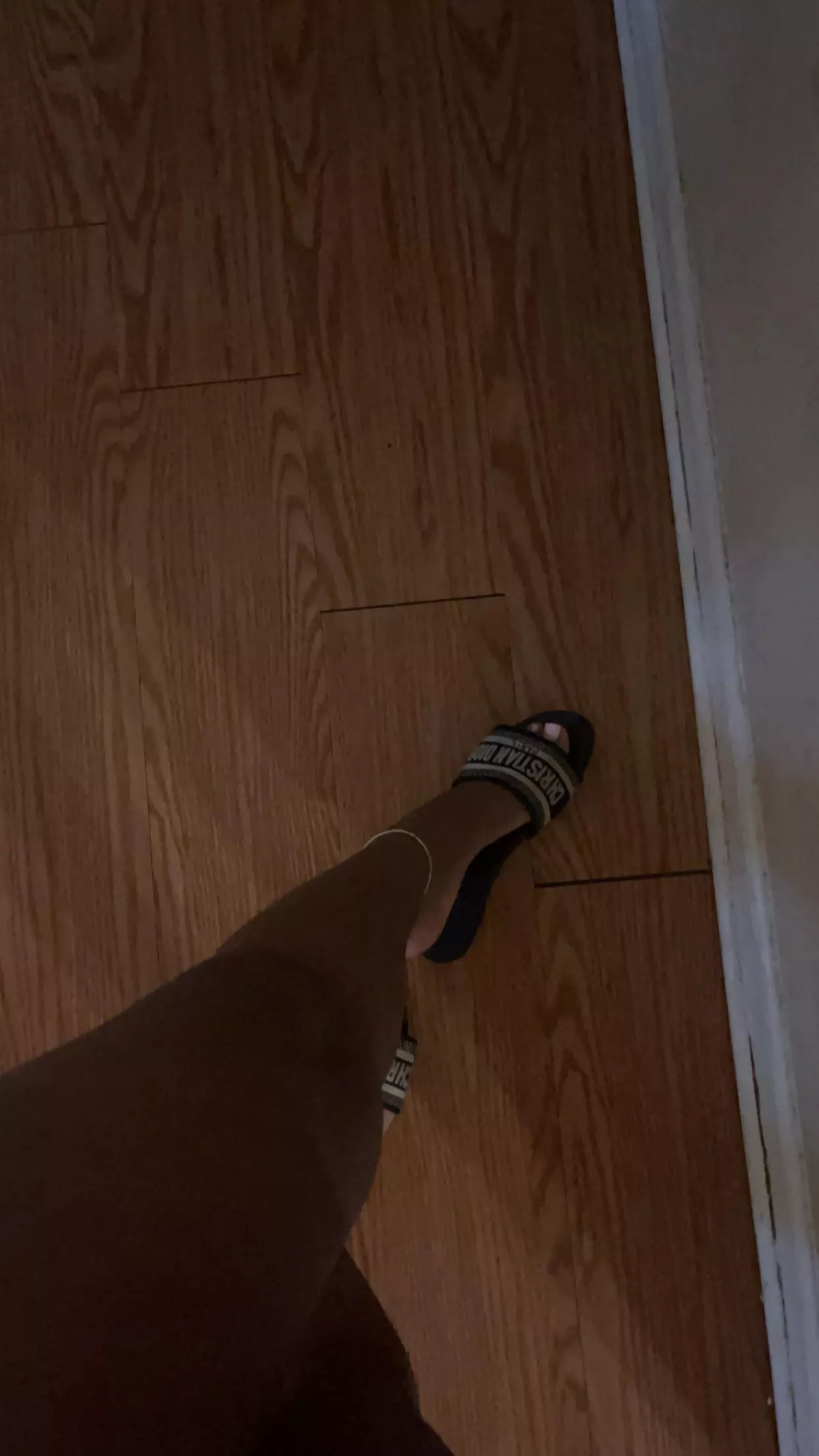PREETY TOES PEAKING THROUGH 🦶🏽🫣
