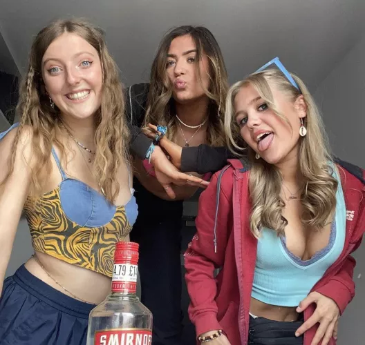 Sexy festival girls 🥵