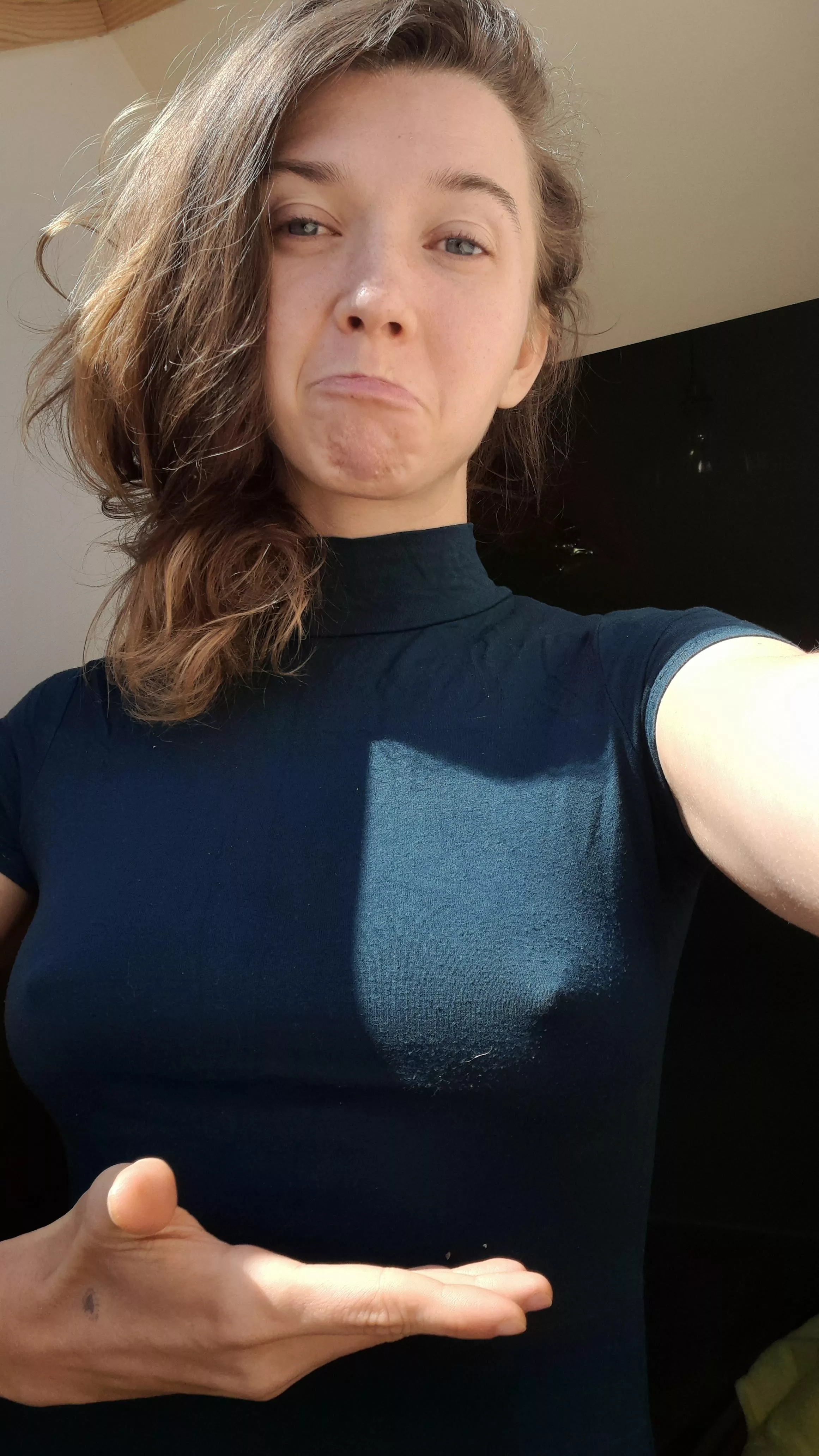 *Sir, no-bra is now being served in broadroom... shall we?* 🦄😌