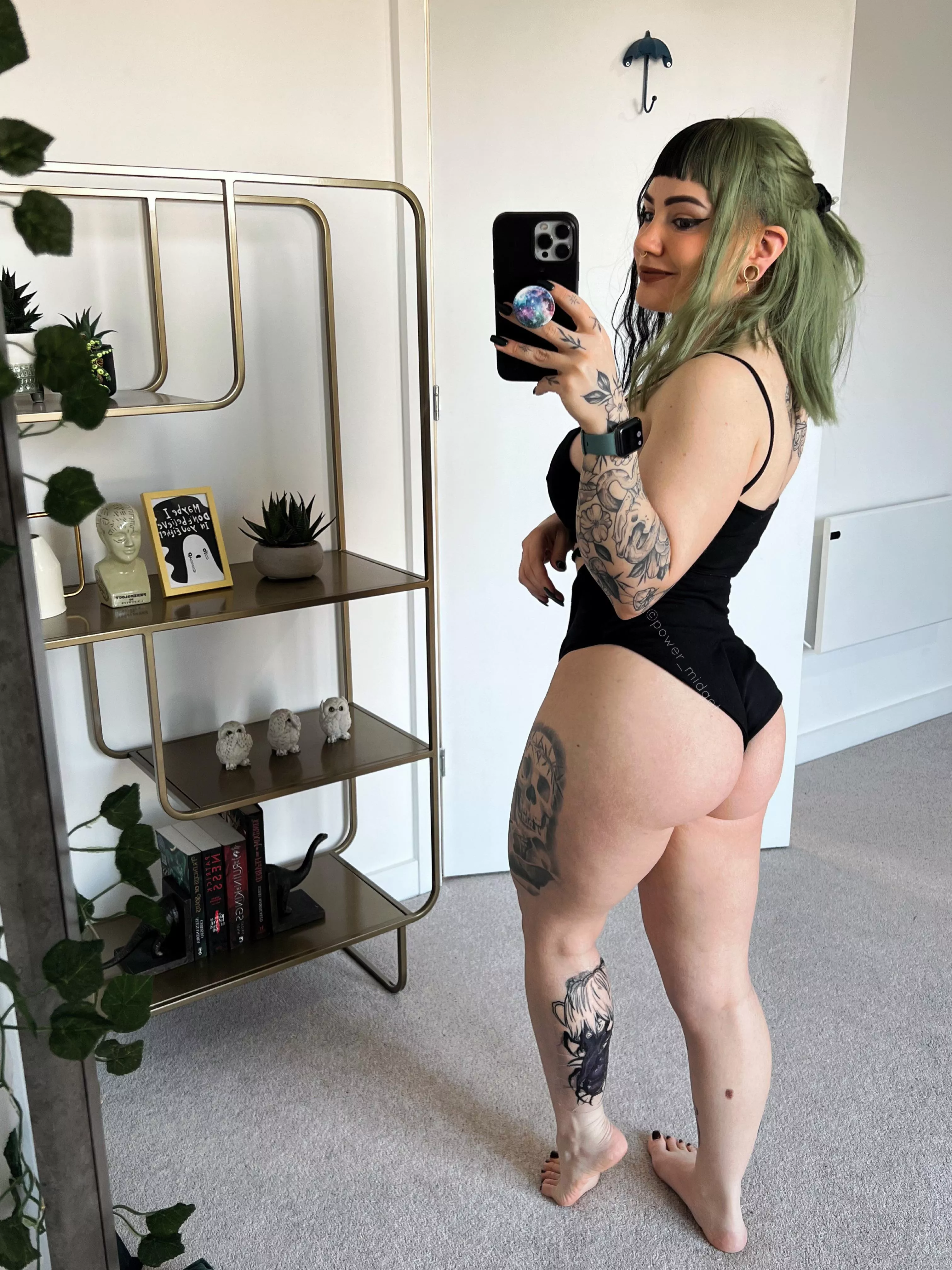 Some thicc goth booty to start your day right 😊