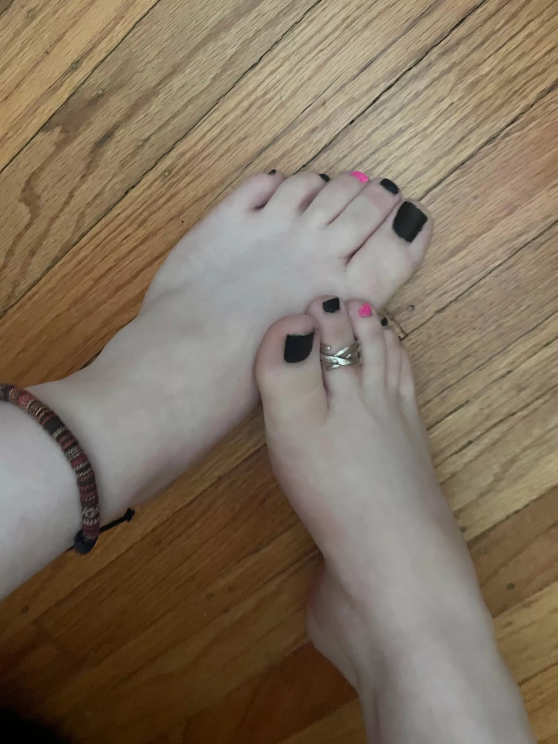 Stupid transfem with no friends irl so I just take feet pics for men online