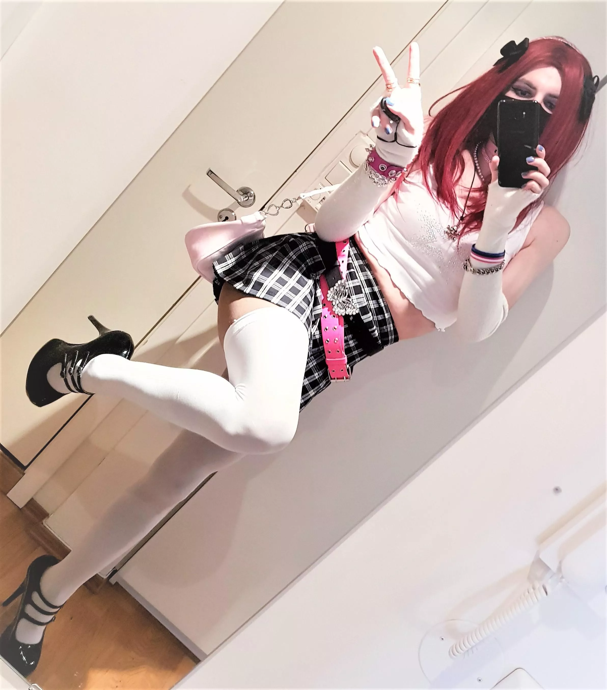 V sign and leg up, standard girly pose :3