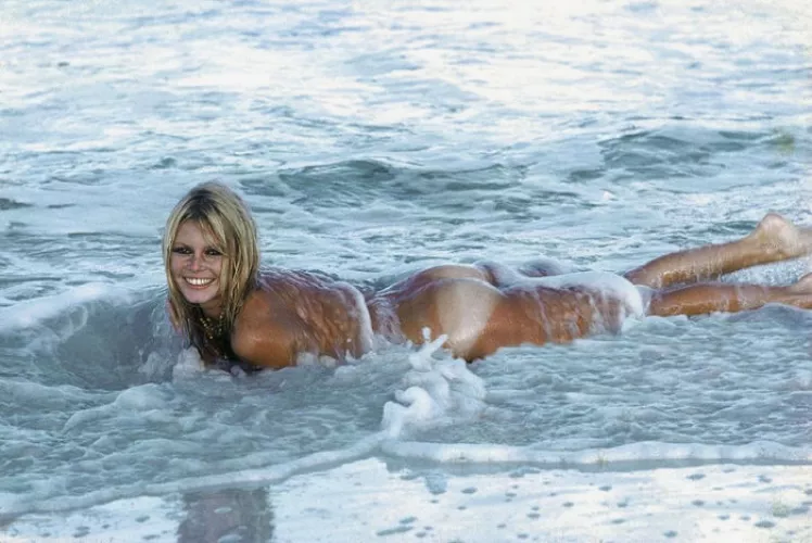 Brigitte Bardot tanlines by Ghislain Dussart 📸