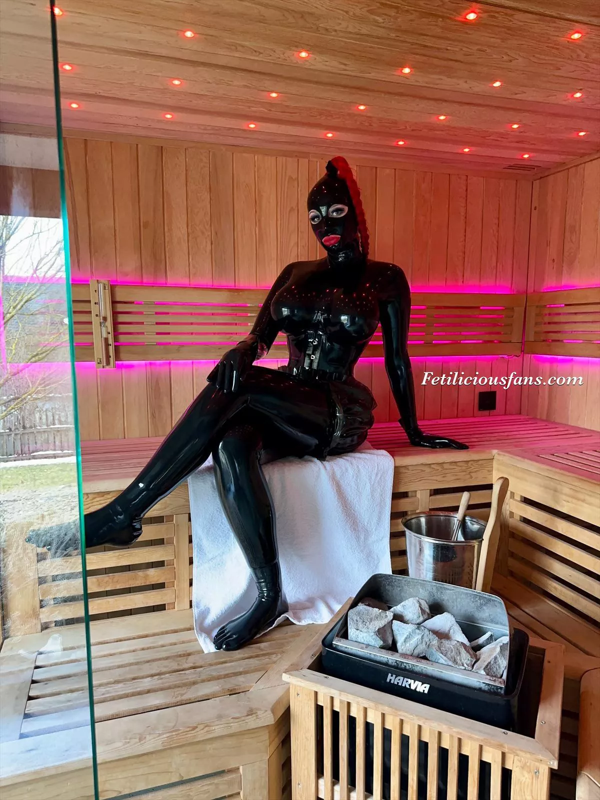 Enjoy your Sunday! 🖤💋