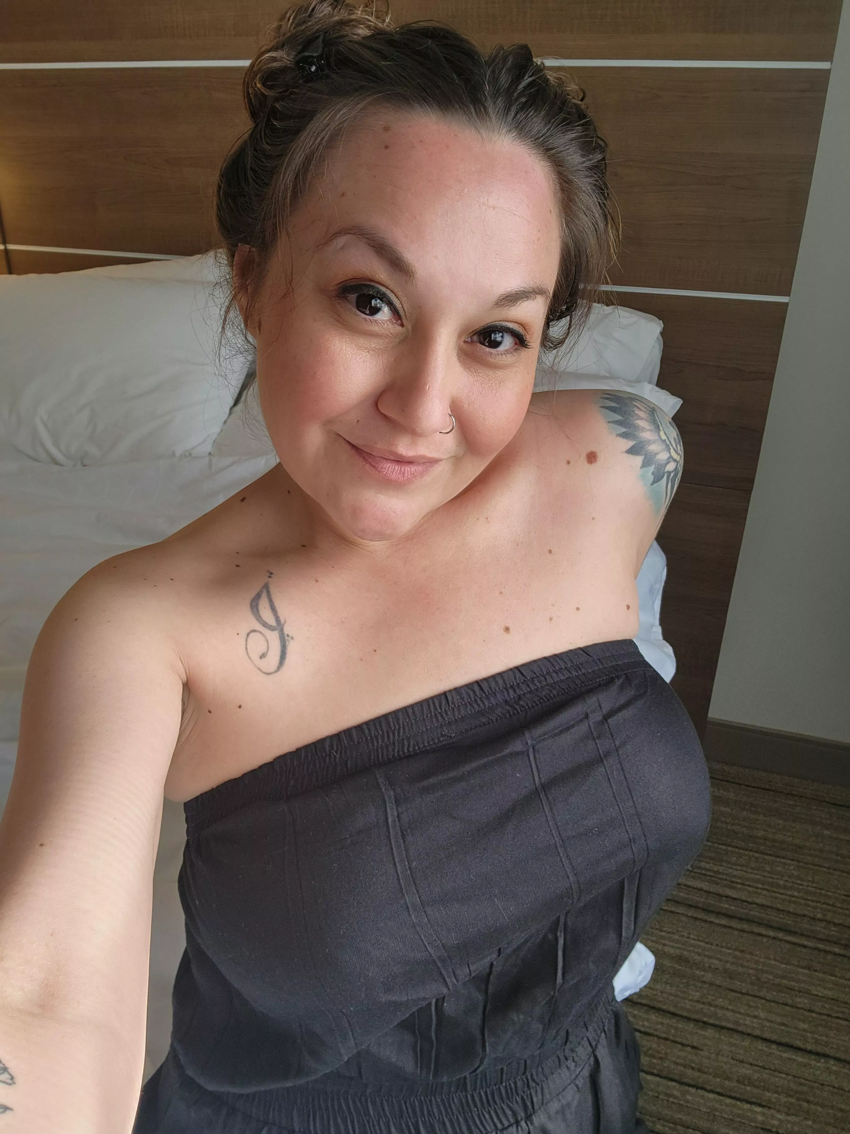 Hotel room selfie f38