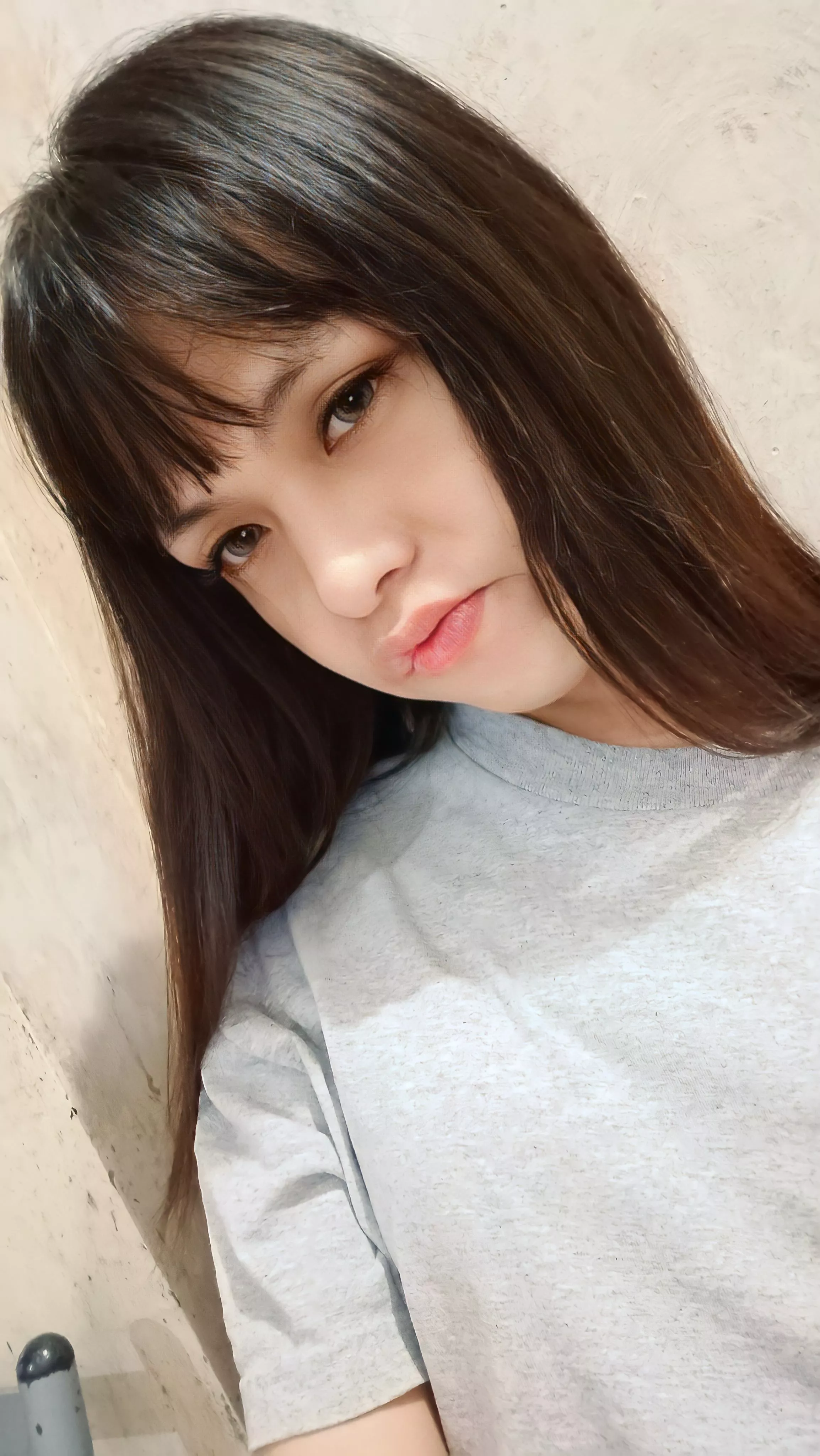 How do I look wearing a gray tshirt?