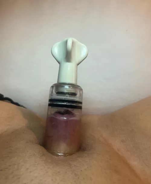 I love pumping my clit so big🩵