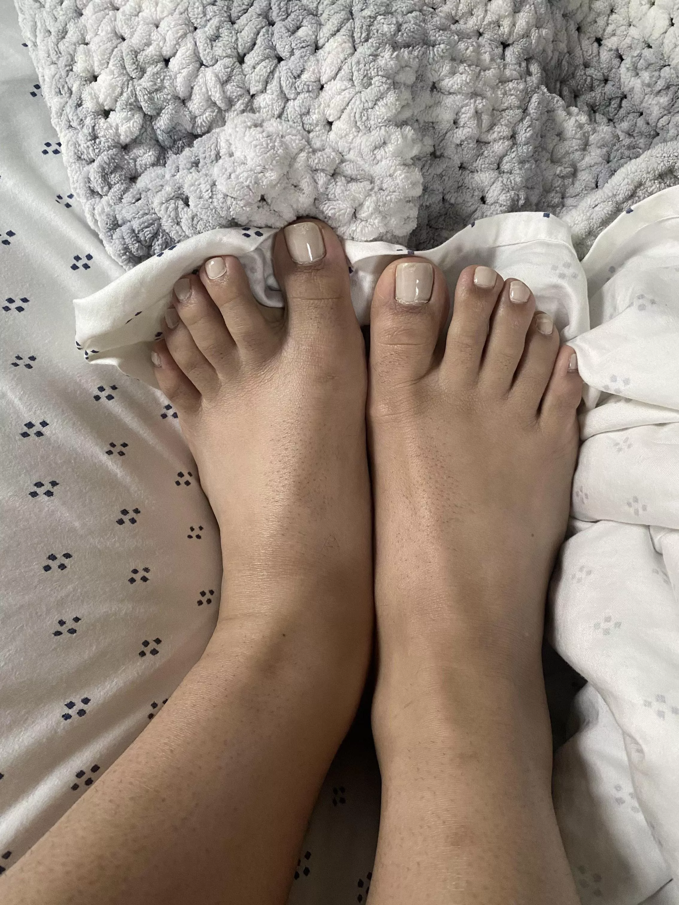 I want you to slip your cock right in the middle babe 😌😌