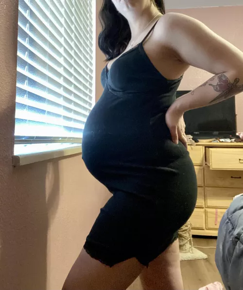 Pregnant in a little black dress 🖤