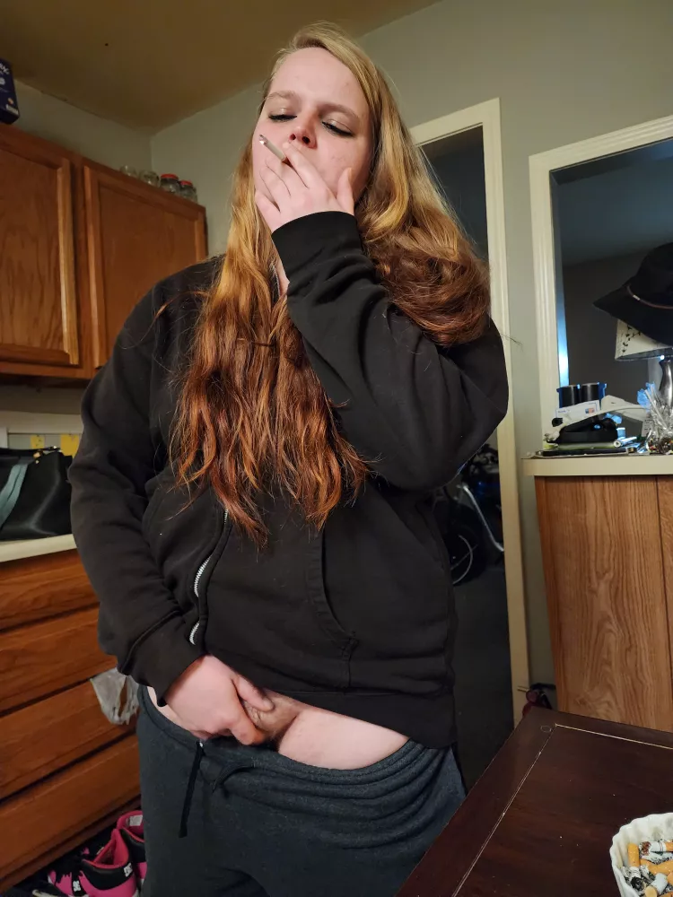 Who else touches themselves when they smoke? 🤭