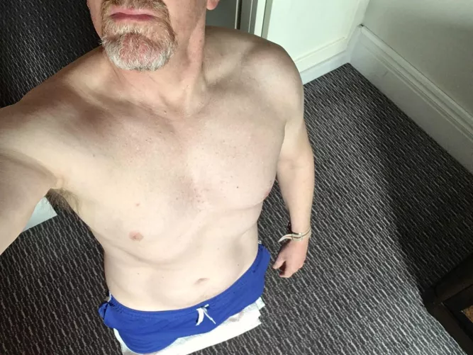 [54] London hotel push-ups