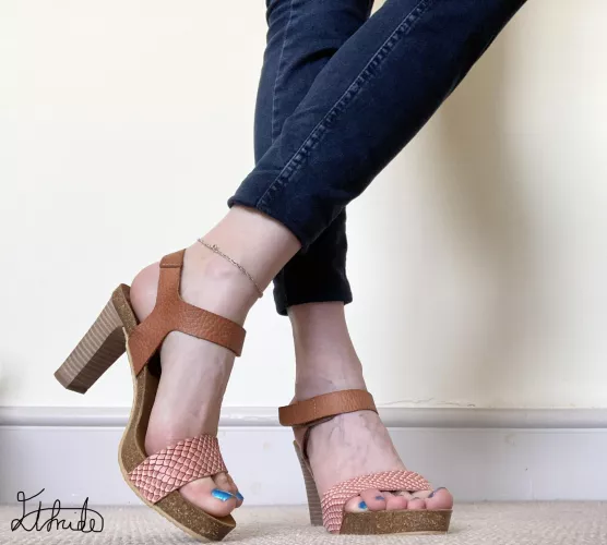 Blue jeans and high heels, the perfect combo 💙