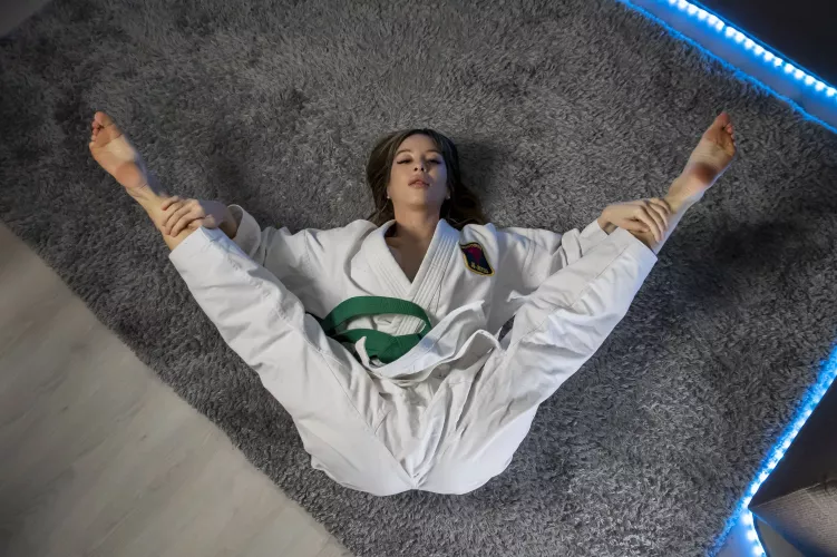 Can you help me stretch? 😘