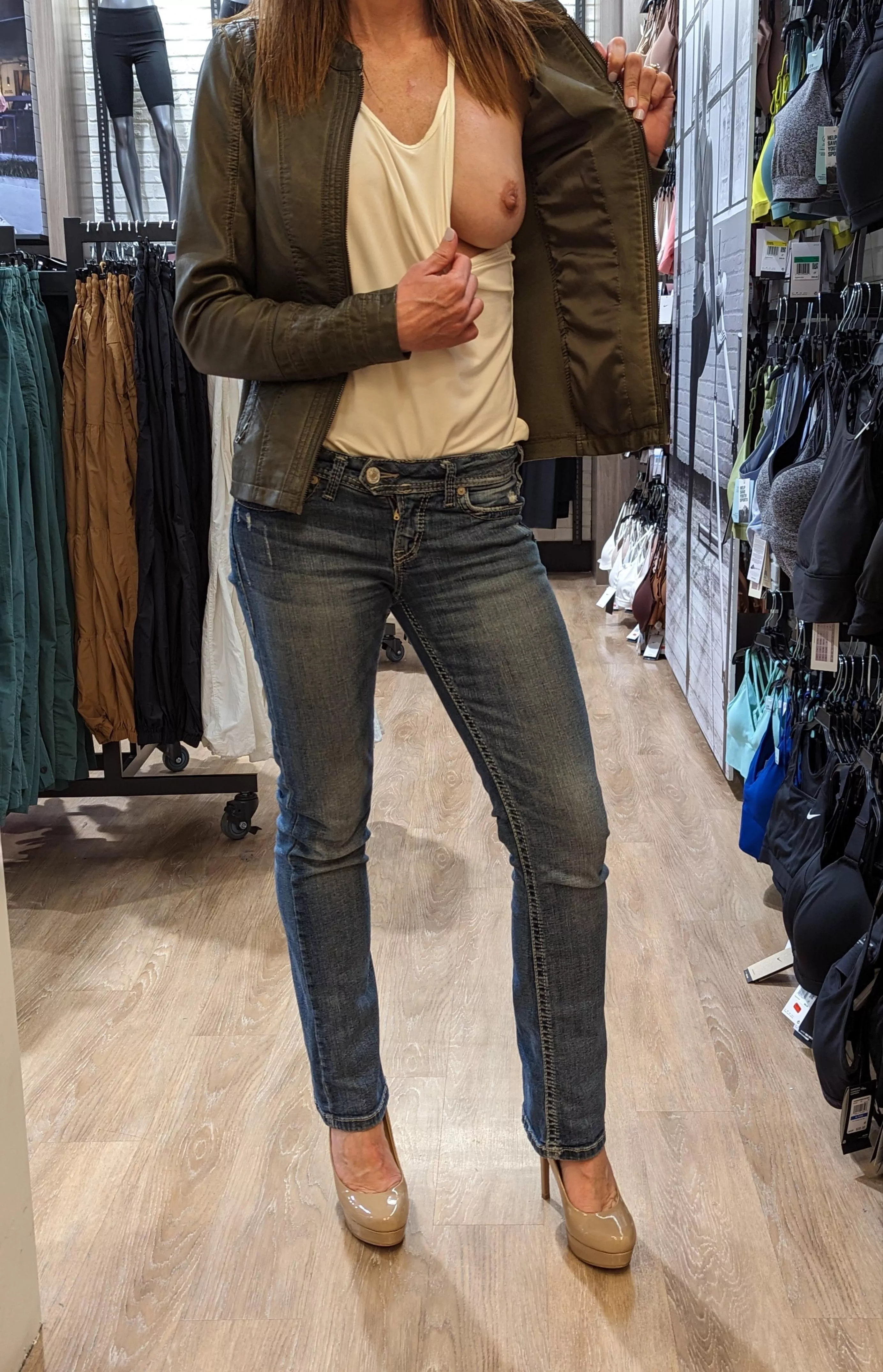 Dick's Sporting Goods - Quick titty flash